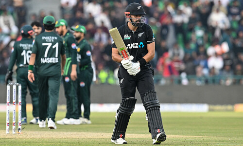Phillips ton lifts New Zealand to 330-6 against Pakistan in tri-series