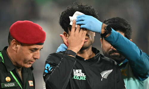 لاہور میں نیوزی لینڈ کے راچن رویندرا چہرے پر گیند لگنے سے زخمی