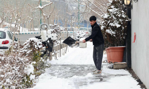 Iran shuts schools, offices in 10 provinces due to cold snap
