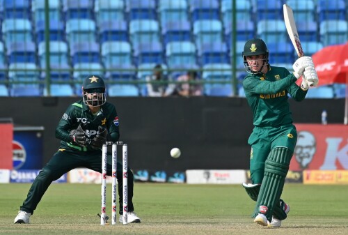 Pakistan storm into tri-series final with record-breaking chase
