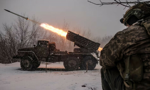 UK offers peacekeeping troops to Ukraine ahead of Paris talks