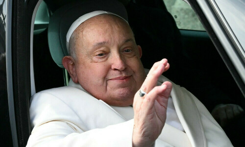 Pope&rsquo;s treatment changed to tackle &lsquo;complex&rsquo; clinical situation, Vatican says
