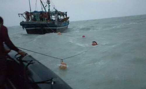 Customs seizes wooden vessel carrying HSD near Churna Island Customs seizes wooden vessel carrying HSD near Churna Island
