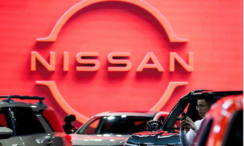 Moody&rsquo;s cuts Nissan rating to junk status, keeps negative outlook