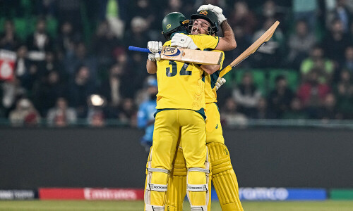 Inglis trumps Duckett as Australia defeat England in record chase