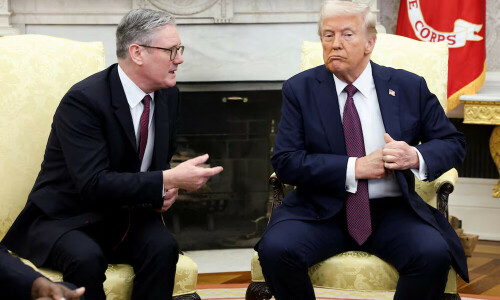 Donald Trump dodges plea from Britain&rsquo;s Starmer for Ukraine security guarantee
