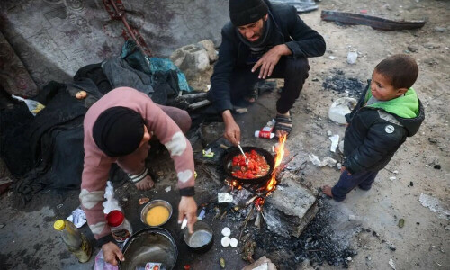 Israel blocks aid into Gaza as ceasefire standoff escalates