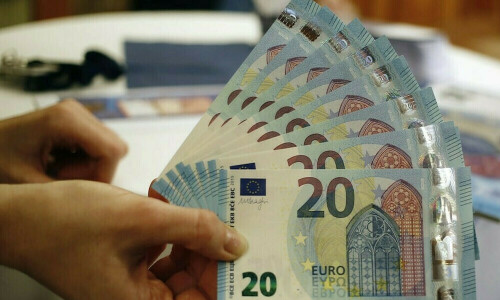 Euro rebounds on Europe&rsquo;s Ukraine peace push; bitcoin rallies