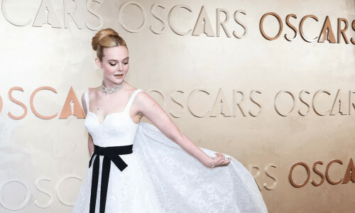 Oscars&rsquo; red carpet features sculptural and shiny gowns and some props