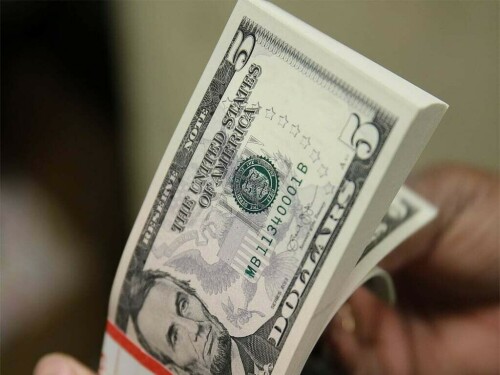 Dollar weakens against yen, franc