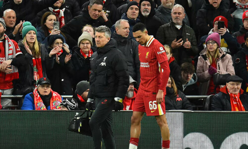 Liverpool&rsquo;s Alexander-Arnold may miss League Cup final due to injury