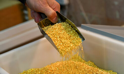 Gold scales all-time peak, flirts with $3,000 mark