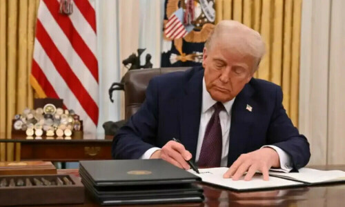 Trump administration weighs travel ban on many countries including Pakistan