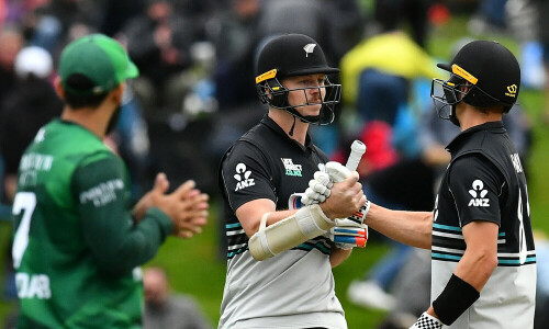Big-hitting New Zealand crush Pakistan by five wickets for 2-0 lead