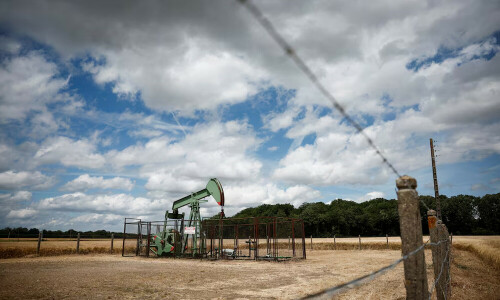 Oil prices ease 1% as Ukraine peace talks offset Mideast instability worries