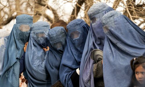 New generation of Afghan women shift from burqa