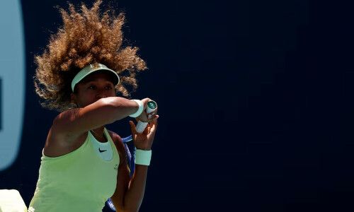 Osaka battles back to advance in Miami