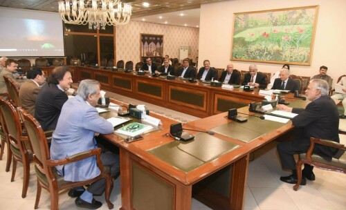 ‘No sugar shortage’: Dar caps retail price at Rs164 per kg ‘No sugar shortage’: Dar caps retail price at Rs164 per kg