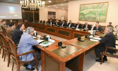 چینی کی قلت نہیں، اسحاق ڈار نے ریٹیل قیمت 164 روپے فی کلو مقرر کردی