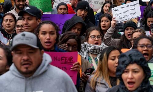 US terminates legal status for 500,000 immigrants