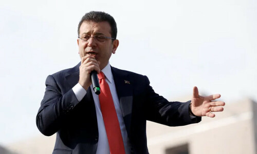 Istanbul court formally arrests mayor in graft probe
