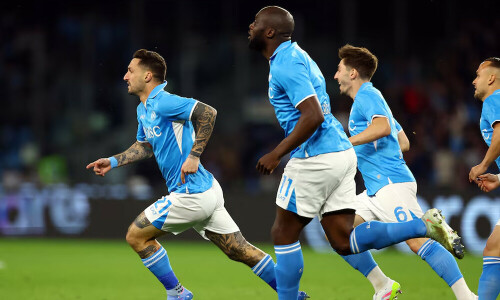 Napoli claim 2-1 win over Milan to keep pace in title race