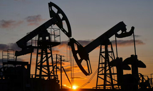 Oil prices climb to 5-week high on Russia, Iran supply worries