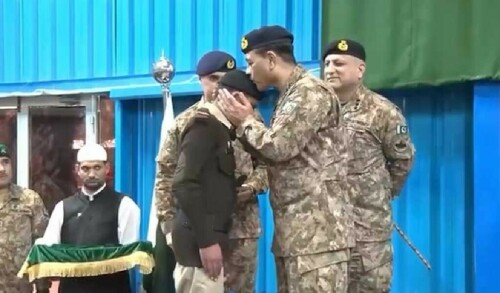 Army chief celebrates Eid with soldiers at western border