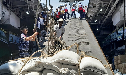 India navy delivers aid to quake-hit Myanmar