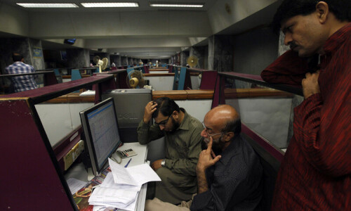 PSX stages partial comeback, KSE-100 settles down 3,900 points