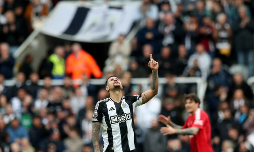 Newcastle dedicate win over Man United to ailing Howe