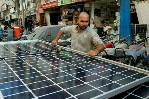 بحران سے صاف توانائی تک: پاکستان 2024 میں نمایاں سولر مارکیٹ بن کر اُبھرا