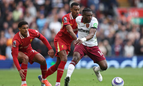 Liverpool leave it late to close in on title, Man Utd lose again