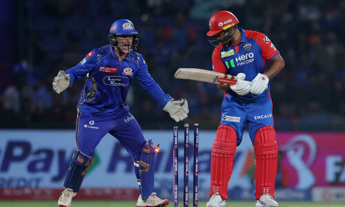 Delhi&rsquo;s unbeaten IPL run ends after a hat-trick of run-outs v Mumbai