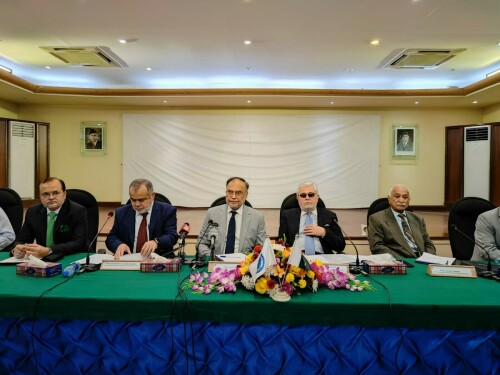 اڑان پاکستان کی پرواز کو کامیاب بنانے کے لیے کراچی کو قائدانہ کردار ادا کرنا ہوگا، احسن اقبال