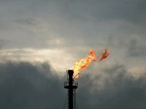 US natgas prices edge up on record flows to LNG export plants