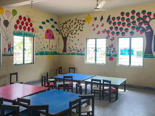 Karachi&rsquo;s slum areas: Establishment, operation of 500 schools & centres green-signaled