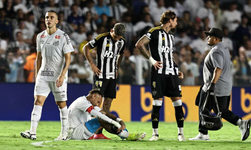 Santos forward Neymar leaves the pitch in tears due to thigh injury