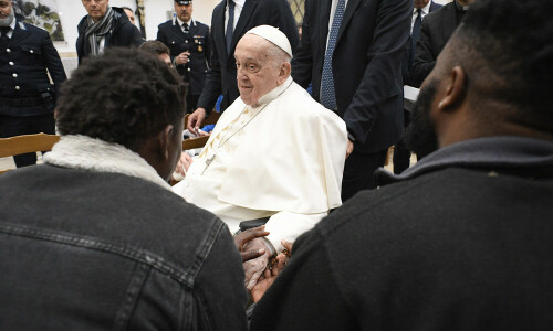 Recovering pope expected to delight crowds at Easter Sunday mass