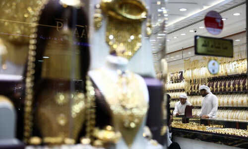 Gold falls as Trump backs down from threat to fire Fed chief