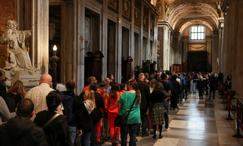 Hundreds line up to visit Pope Francis&rsquo; tomb in Rome