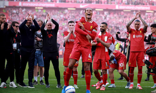 Liverpool thrash Tottenham to secure Premier League title