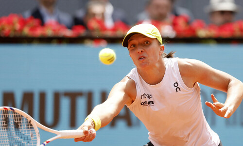 &lsquo;Chilled&rsquo; Swiatek scrapes into Madrid Open last eight