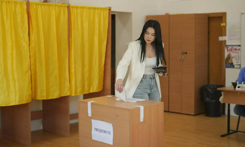 Polls open in Romanian presidential election rerun: AFP