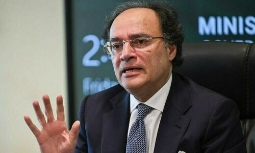 وزیر خزانہ برطانیہ میں موجود، سوالات اٹھنے لگے