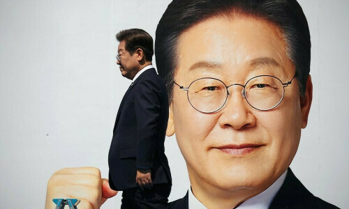 South Korea&rsquo;s presidential campaigns kick off, focus on ailing economy