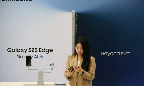 Samsung launches slimmest smartphone as races against rival Apple