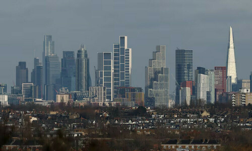 UK economy beats forecast to grow 0.7% in first quarter