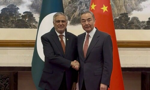 اسحاق ڈار کی چینی ہم منصب سے ملاقات، مسئلہ کشمیر اور سی پیک پر گفتگو