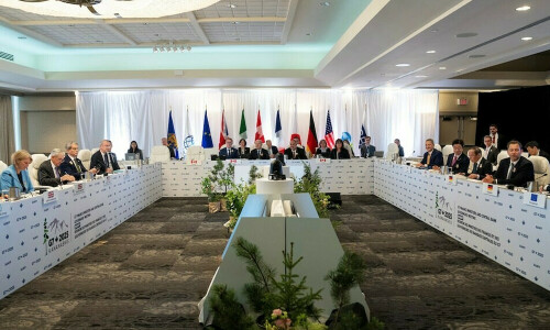 G7 glosses over tariffs, pledges to cut global economic imbalances